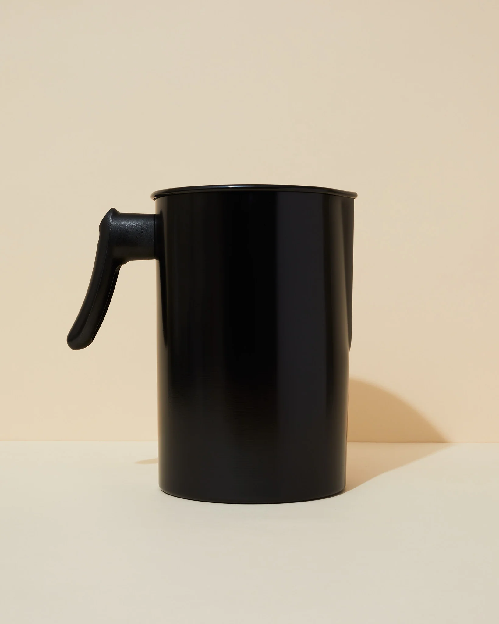 black pouring pitcher - Image 4